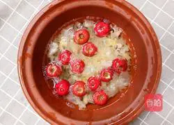 Illustration of how to make white fungus with hawthorn wine 4