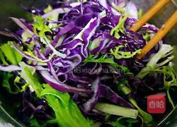 Illustration of how to make purple cabbage mixed with bitter chrysanthemum 12