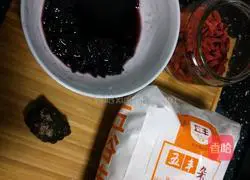 Illustration of how to make purple rice and red date dumplings 1