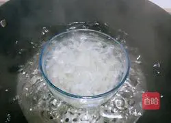 Illustration of how to stew bird's nest with wolfberry milk 10