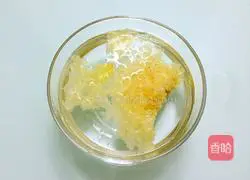 Illustration of how to make Tremella and Snow Pear Soup 2