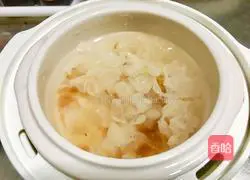 Illustration of how to make soap locust, rice peach gum and tremella soup 7