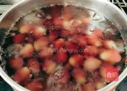 Healthy Red Grape Wolfberry Soup Illustration of how to do it 6