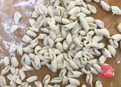 Illustration of how to make cat ear noodles 2