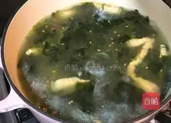 Illustration of how to make pork belly, kelp, sprout and egg drop soup 5