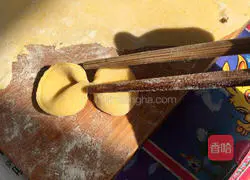 Illustration of how to make colorful butterfly noodles 8