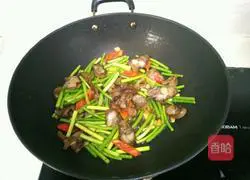 Illustration of how to make fried sausage with garlic moss 5