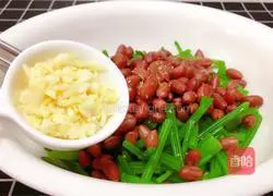 Illustration of how to make celery and peanut rice 15