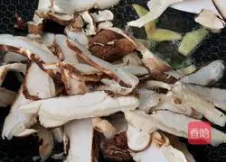 Illustration of how to make shredded mushroom and chicken noodles 4