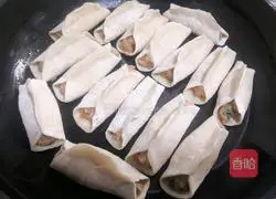 Illustration of how to make pot sticker dumplings stuffed with green and white radish and meat stuffing 11