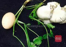 Illustration of how to make mushroom and egg soup 1