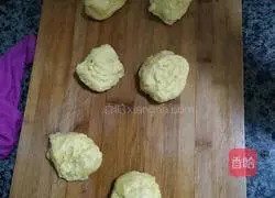 Illustration of how to make Datong oil cake 3