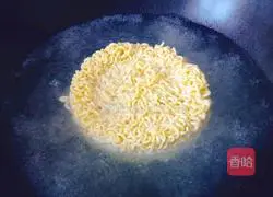 Illustration of how to make instant noodle egg cake 3