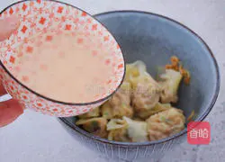 Illustration of how to make shrimp and pork wontons 22