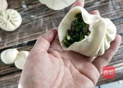 Illustration of how to make steamed buns stuffed with chives 20