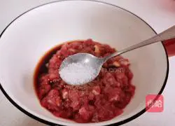 Illustration of how to make shredded radish beef pie 6