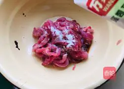 Illustration of how to make spicy and sour shredded pork soup 2