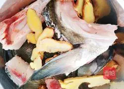 Illustration of how to make fish head and tofu soup 3