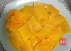 Illustration of how to make two-color flower rolls 4