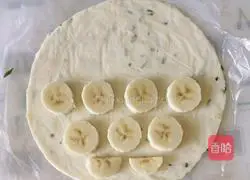 Illustration of how to make banana cheese hand cakes 1