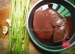Illustration of how to make garlic, celery and pig blood 1