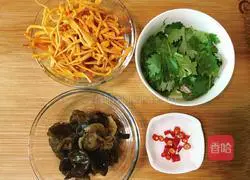 Illustration of how to make chicken breast with Cordyceps flowers 4