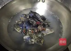 Illustration of how to make yam and black-bone chicken soup 3