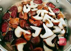 Illustration of how to make mushroom, corn and beef bone soup 12