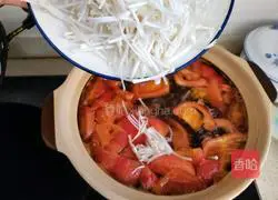 Illustration of how to make tomato and enoki mushroom egg drop soup 5