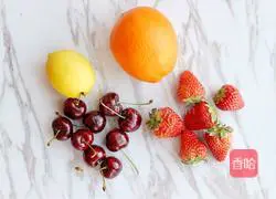 Illustration of how to make cherry strawberry fruit tea 1