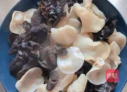 Illustration of how to make cold seaweed and black and white fungus (gastrointestinal cleaner) 3