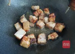 Illustration of how to cook pork belly and braised small potatoes 7