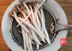 Illustration of how to make crab-flavored mushroom, cabbage and tofu soup 3