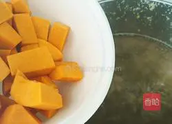 How to make pumpkin mung bean soup Illustration 5