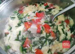 Illustration of how to make tomato, leek and egg soup 4