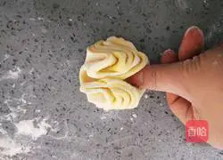 Illustration of how to make two-color flower rolls 18