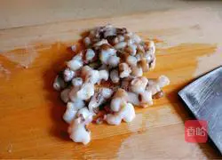 Chives and hairtail fish dumplings#New Year's Eve dinner recipe illustration 2