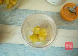 Illustration of how to make carambola and apple honey juice 3