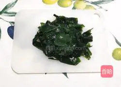 Illustration of how to make wakame, clam and tofu soup 2