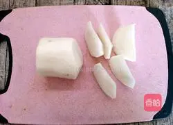 Illustration of how to make radish, corn and chicken soup 7