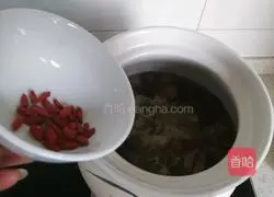 Illustration of how to make red dates and longan soup with double ears 10