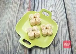 Illustration of how to make a hanging flower roll 7