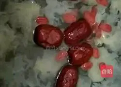 Illustration of how to make apple, tremella, red dates and wolfberry soup 7