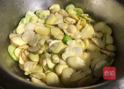 Chives Illustration of how to make fried broad beans and eggs 2