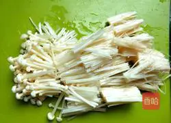 Illustration of how to make tomato sauce, luffa and mushroom soup 6