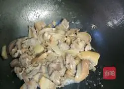 Illustration of how to make eyebrow bean, peanut, chicken feet and clam soup 4