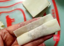Illustration of how to make fried wonton sugar 5