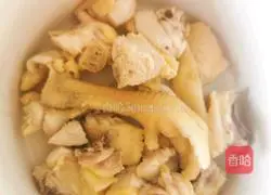 Illustration of how to make chicken soup with red dates and fish maw 4