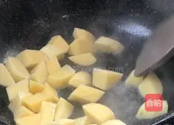 Illustration of how to cook duck legs with potatoes 8