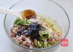 Illustration of how to make fried dumplings with pork and celery 2